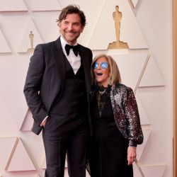 Винаги заедно: Брадли Купър отново се появи на Оскарите с майка си