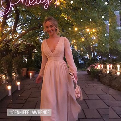 Дженифър Лорънс отпразнува годежа си в приказна рокля