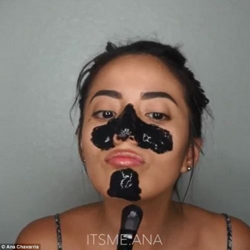 Блогърка маха черните точки с маска от въглен и лепило