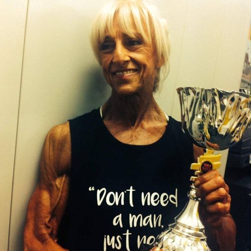 Баба на 70 години спечели състезание по бодибилдинг
