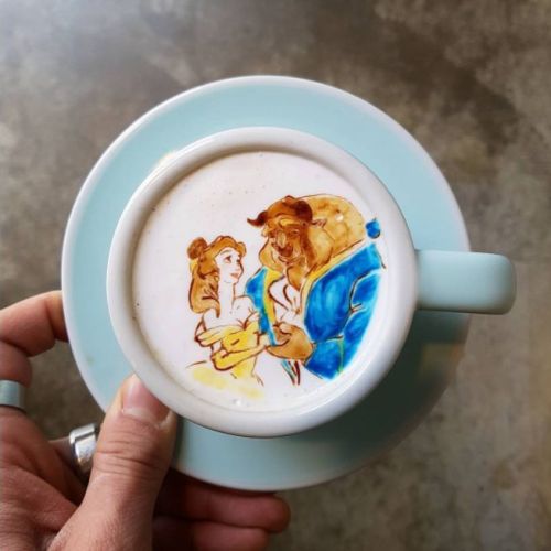 Бариста рисува изумителни картини върху кафе