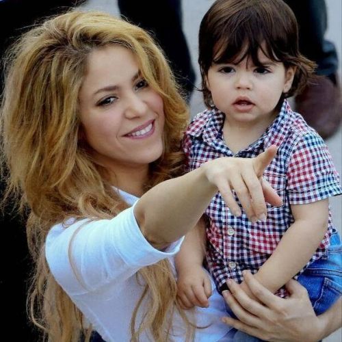 Шакира учи сина си на 7 езика