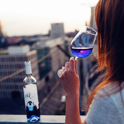 Синьо вино е най-новия хит сред нискоалкохолните напитки