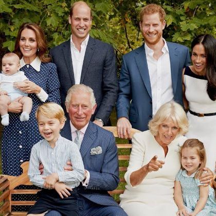 Kралско семейство празнува с принц Чарлз