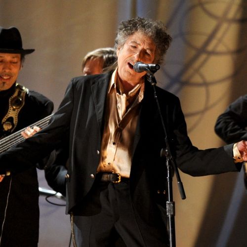 Продадоха китара на Боб Дилън за половин милион долара