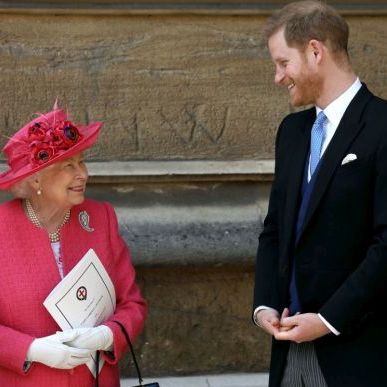 Кралицата кани Хари на вечеря в двора