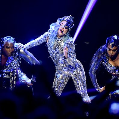 Лейди Гага със скандална биомеханична обложка