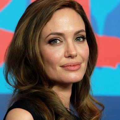 Анджелина Джоли последва примера на Джей Ло?