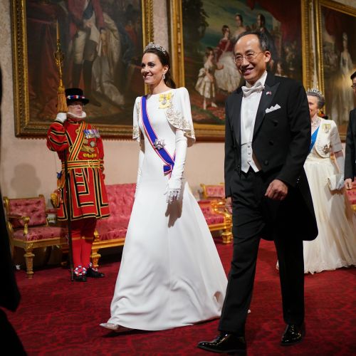 Кралски блясък: Кейт Мидълтън сложи тиарата на кралица Елизабет