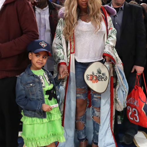 Дъщерята на Бионсе с рокля на Gucci по време на баскетболен мач