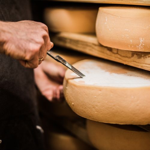В Англия се проведе състезание по гонене на пита сирене