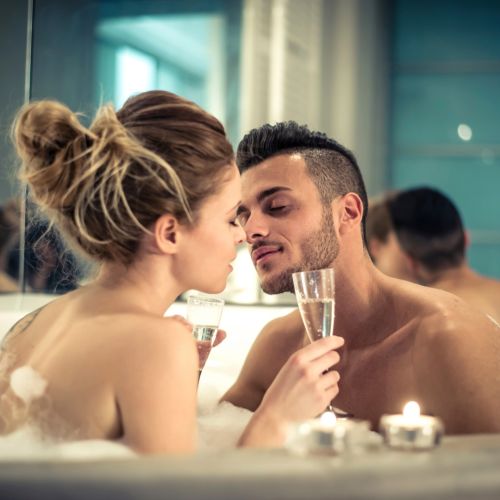 17 мъжки мисли, когато се къпете заедно