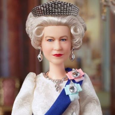 Кралица Елизабет II се превърна в кукла Барби