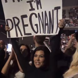 Кортни прекъсна концерт на Травис: Бременна съм!