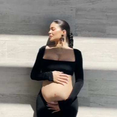 Кайли Дженър показа бременното си коремче