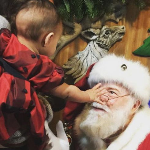 Криси Тийгън заведе малката си дъщеря да види Дядо Коледа за първи път