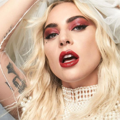 Лейди Гага шашна феновете си с розова визия