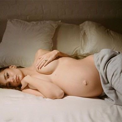 Бременна и гола: Емили Ратайковски без срам
