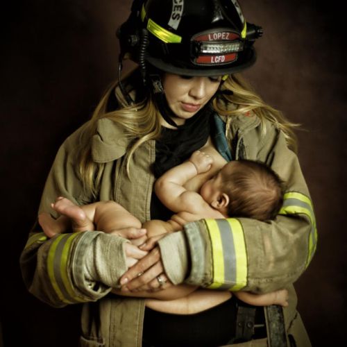 Жена на пожарникар критикувана заради снимка, на която кърми бебето си