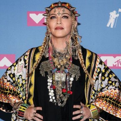 Мадона се появи като мюсюлманка на летище
